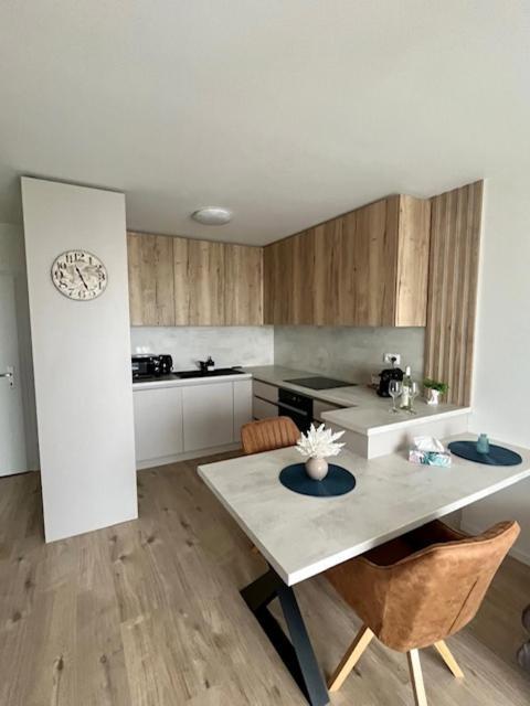 Apartment Moruse With Parking Bratislava Bagian luar foto